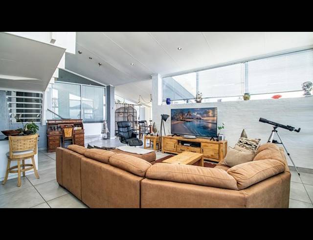 7 BEDROOM HOUSE FOR SALE IN SANTOS BAY